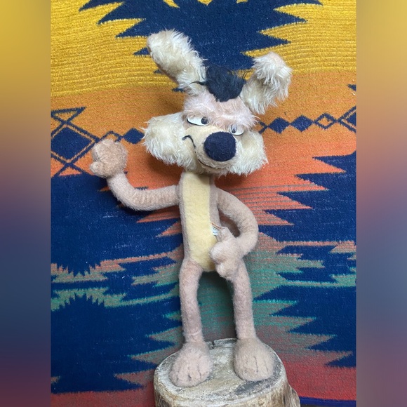 Vintage 1971 Wile E. Coyote by Mighty star ltd. Warner bros. Movable. 26” x 11” - Picture 2 of 11